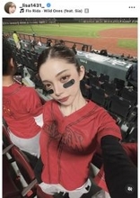 ＷＢＣ戦士の美人妻、ミニスカ姿でスポーツ観戦「お綺麗＋めっきゃわ」「困っちゃう」広島・小園海斗の妻・渡辺リサが公開