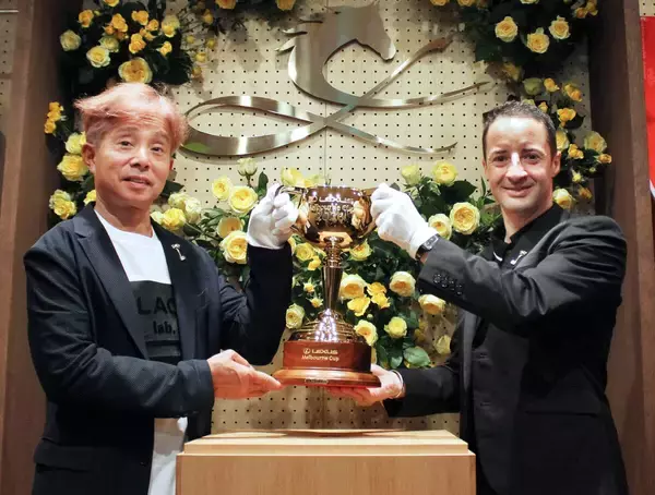 １億円相当のメルボルンカップが京都でお披露目！かつてＶのルメール騎手「私の人生の中でも最高の贈り物」　岩田康誠騎手も懐かしむ