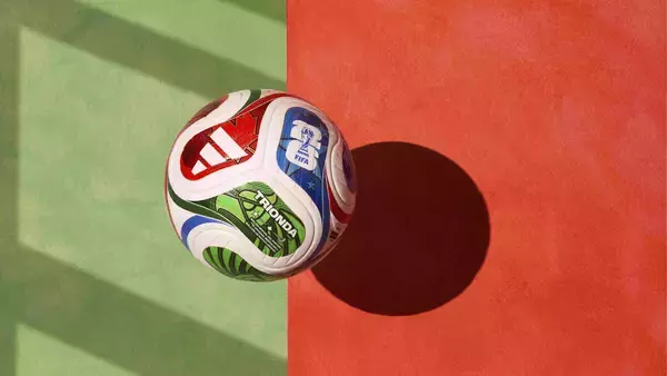 北中米Ｗ杯の公式球は３か国共催を象徴したデザイン　過去最少のパネル数で飛行安定、判定支援チップ内蔵の機能充実　名前の由来は…