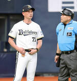 「【オリックス】日本ハム・万波中正の大飛球めぐり岸田護監督がリクエスト　来田涼斗の捕球が認められ判定覆るも、球審に抗議」の画像1