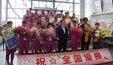 【女子サッカー】藤枝順心が全国優勝を市役所で報告…自治体職員大会１０連覇、Ｊ２開幕戦勝利…北村市長「藤枝が盛り上がっています」