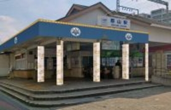 奈良・近鉄郡山駅に来年大河「豊臣兄弟！」イメージの藍色装飾登場　郡山城＆ドラマ館最寄り駅