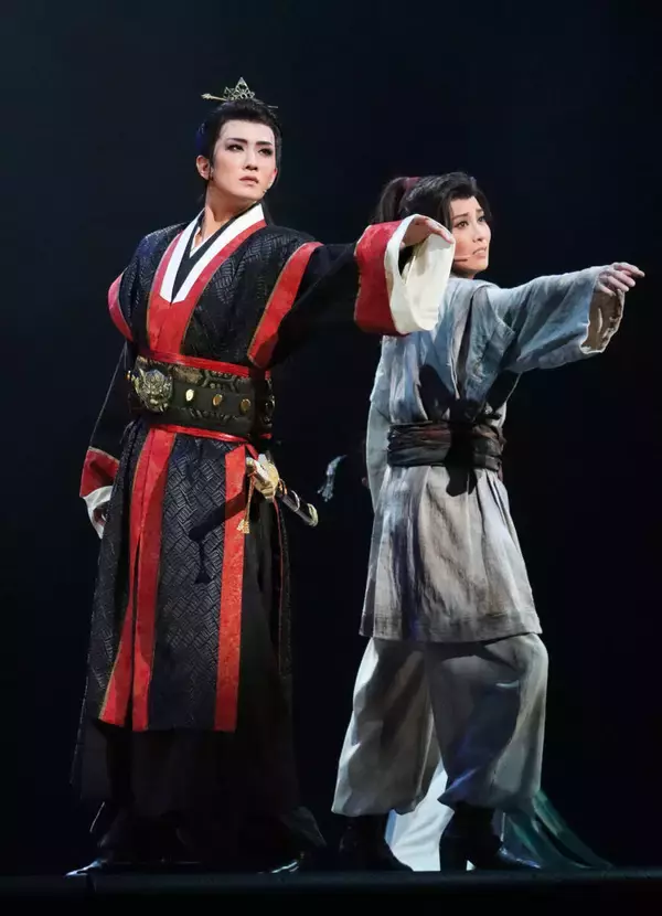 宝塚歌劇月組若手スター・礼華はる主演のバウホール公演「雨にじむ渤海（パレ）」が開幕