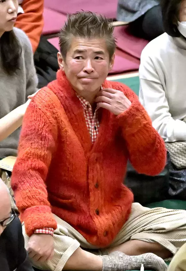 タレントの勝俣州和が向こう正面で大相撲観戦