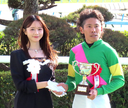 【小倉大賞典】「とても不思議な感覚…」タレント・森香澄が表彰式で初のプレゼンター