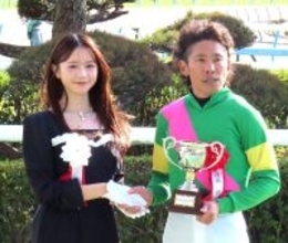 【小倉大賞典】「とても不思議な感覚…」タレント・森香澄が表彰式で初のプレゼンター