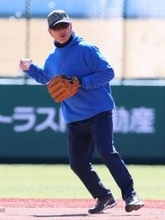 オイシックス・桑田真澄ＣＢＯがＧタウンに登場　ファーム開幕戦で巨人と対戦、声援に応える場面も