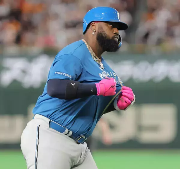 【日本ハム】昨季２冠・レイエス“今季１号”巨人・ハワードから１３０メートル特大弾「練習から集中してバッティングができていました」