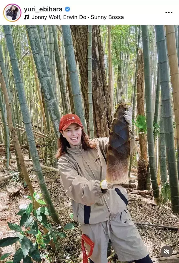 ２児の母・蛯原友里の「かぐや姫よりかわいい」タケノコ堀りショット！「幸せそう」「でっかい」「可愛すぎ」