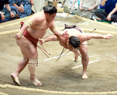 霧島が７連勝で単独首位守る　大栄翔に勝利