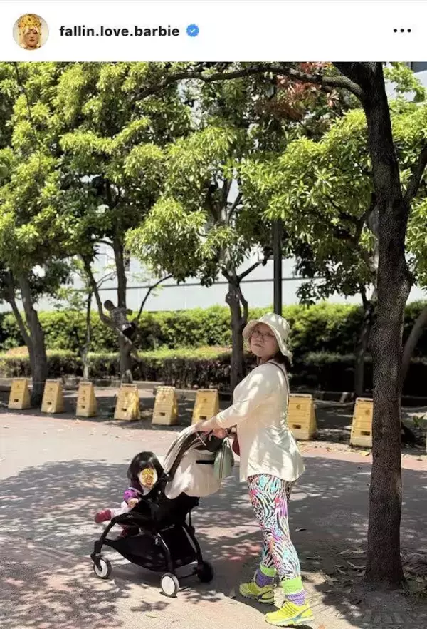 バービー、「どこまでイケるのか日々微調整中」のレギンスファッション！「古い街並みには景観法違反な気が…」