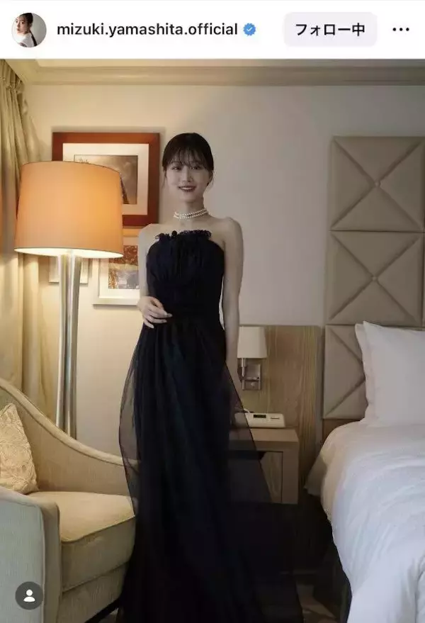 山下美月、黒の肩出しドレス姿が大人の美しさ　上品さに「惹かれてしまう…」「ただただ」「綺麗で綺麗で...」
