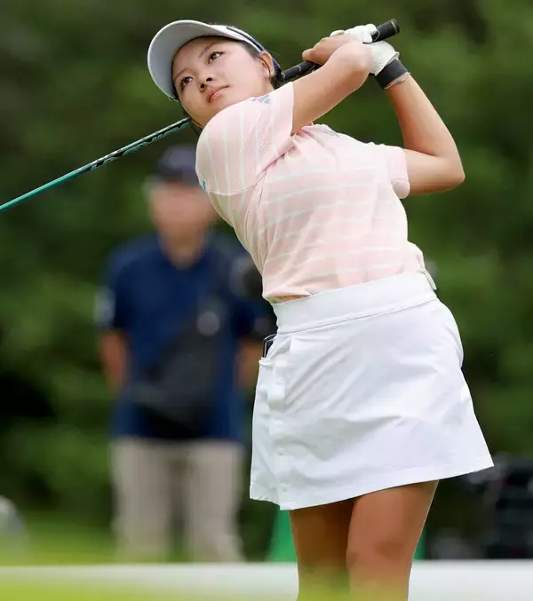 【女子ゴルフ】１８歳ルーキー吉崎マーナはプレーオフで敗れ涙　父の日に「いつも一番近くでサポートしてもらっているので、優勝を届けたかった」