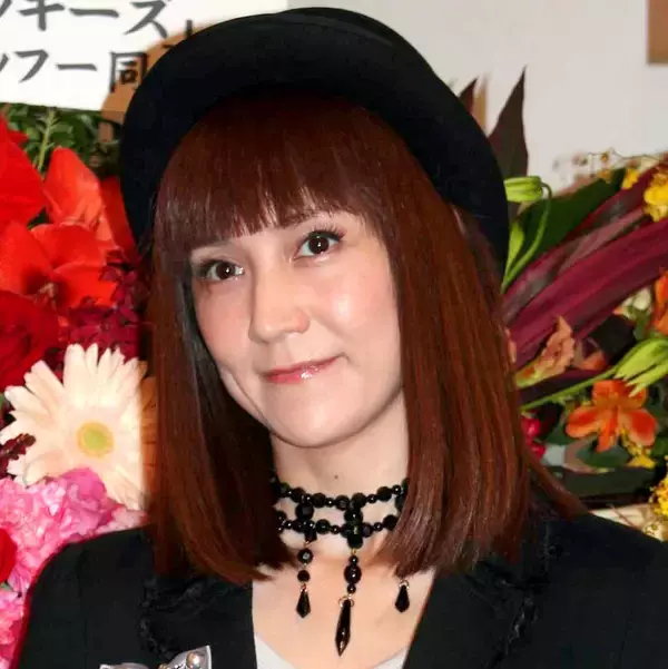 鈴木蘭々「言うことを聞かせようと...」人形を両手に「メンタル強め」幼少期ショットを公開「小さい頃から美少女」「まつ毛が長くて」