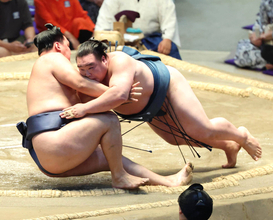 十両・白熊、寿之富士を倒し３連勝で９勝３敗　首位に１差も「優勝の可能性あるんですか？」無欲で逆転Ｖ目指す