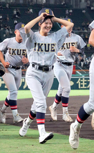 【甲子園】開幕戦勝利の仙台育英　星よつはマネジャーも一緒にアルプス席へ一礼