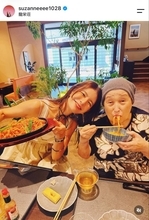 スザンヌが妹＆祖母と３ショットを公開！「素敵な家族」「幸せがにじみ出てる」の声