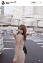 三上悠亜「彼女感」ライン浮き出るノースリワンピ！地元・名古屋での姿が「圧倒的！」「かわいすぎ！！！」