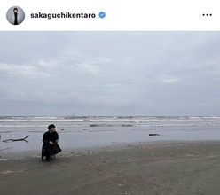 坂口健太郎　海辺でのショットに「神秘的で美しい」「かっけー」とファンほれぼれ！秋冬コーデに絶賛の声