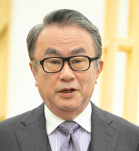 三谷幸喜氏、サングラスかけて「Ｎキャス」２週間ぶり復帰…前回１４日の生放送は木に頭ぶつけて負傷のため欠席