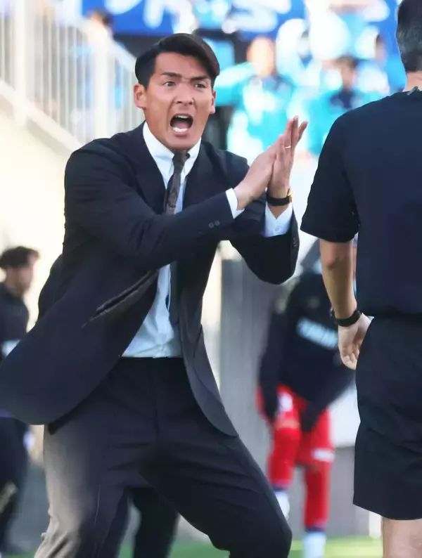 【Ｊ２藤枝】試合後かすれ声の槙野智章監督「大きく歴史を変えた」　退場者出すも磐田にＰＫ勝利で今季初連勝　