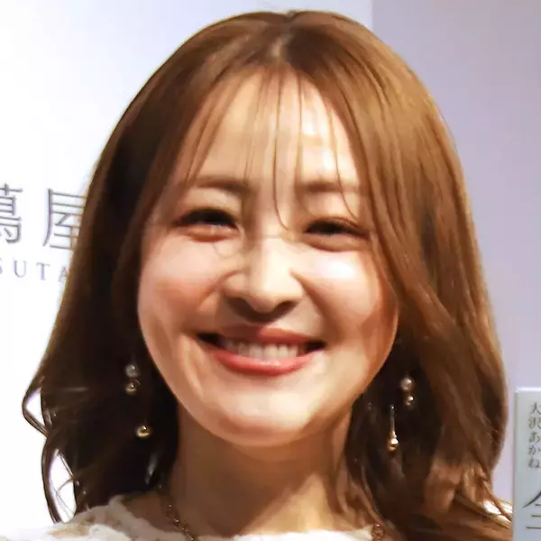 「美人化」話題の４０歳・大沢あかね、真っ白レースの透明感あふれる姿にくぎ付け！「美しいにも程がある」