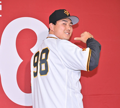 【巨人】小笠原慎之介が東京ドームでチームメートにあいさつ　中日時代の同僚・マルティネスと笑顔で練習