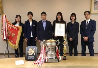 ９人制女子バレー「東京東信用金庫ブルーラビッツ」V報告＆“三冠”達成で墨田区・山本亨区長を表敬訪問！１１月全日本選手権も大図監督「優勝を目指していきたい」
