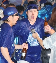 【ＤｅＮＡ】佐野恵太ビールかけで“歓喜の行進”「しっかり準備して、いいプレーができるように」日本Ｓに向けて