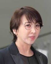 「マジか」紫吹淳が土の中に！？埋められた衝撃の姿に驚きの声殺到「合成であっても恐い」「なにしてんすか」