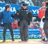 「名幸一明球審が投球を顔面に受けて緊急治療　グラウンド戻ると両軍ファンから拍手　選手が選ぶベストアンパイア受賞」の画像1
