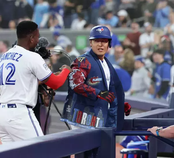 「ブルージェイズは開幕から３連勝　岡本和真がメジャー１号　右中間に豪快アーチでファン総立ち　」の画像