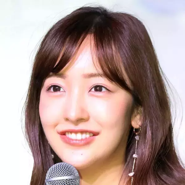 「板野友美、カジュアルコーデでいちご狩りへ「いやかわいすぎない？！なにごと？！」「顔小さすぎて苺が大きく見える」」の画像