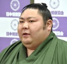 引退の元幕内・剣翔、現役ＣＡの妻へ感謝「２年前に膝をけがした時も大阪で、車で迎えに来てもらったり、支えてもらった」…６月６日の結婚披露宴で断髪式