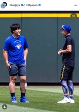 岡本和真　敵地でイチロー氏にあいさつ、満面の笑顔　球団公式インスタグラム「レジェンドに挨拶」…６月のリーグ月間最優秀新人賞に選出