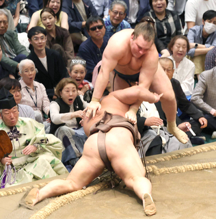 安青錦が初黒星　過去６戦全勝の伯乃富士に敗れる