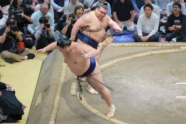高安、強え～　大の里を撃破、３６歳６か月での金星は歴代９位の年長記録「ぎりぎりだったけど、残せてよかった」と左足一本で踏ん張り、７個目の金星に「うれしい」