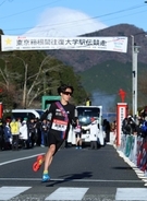 【箱根駅伝】右足は青、左足は赤！　創価大・小池莉希が独特シューズで出走　「創価大カラー」で話題に