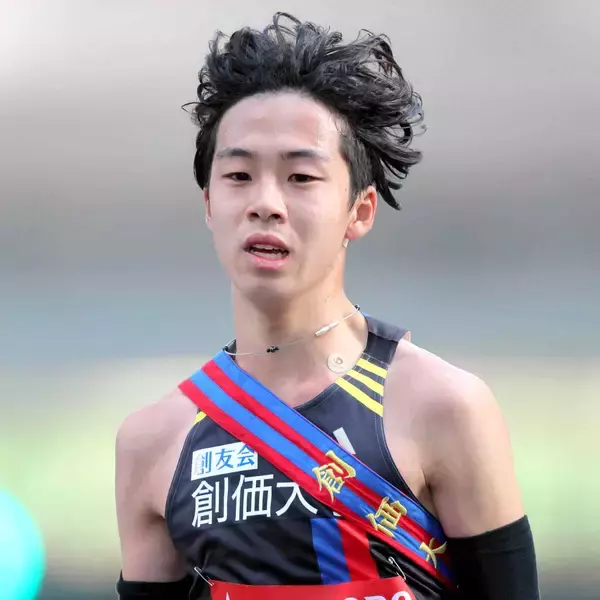 【箱根駅伝】右足は青、左足は赤！　創価大・小池莉希が独特シューズで出走　「創価大カラー」で話題に