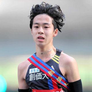 【箱根駅伝】右足は青、左足は赤！　創価大・小池莉希が独特シューズで出走　「創価大カラー」で話題に