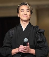 書道８段ＴＡＫＡＨＩＲＯ　大迫力の書き初めで「ＬＤＨ　ＰＥＲＦＥＣＴ　ＹＥＡＲ」開幕宣言