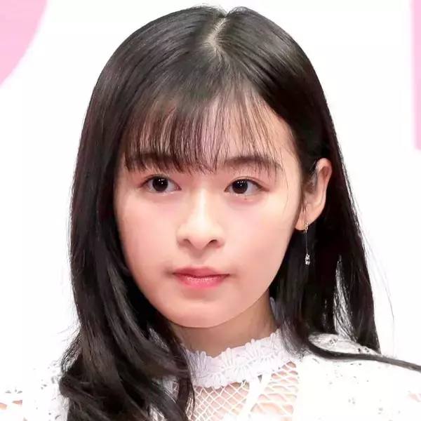 森七菜、美デコルテ＆二の腕際立つワンピース姿「見返り美人」「ビジュ大爆発」「大人っぽい」「女っぷり上げましたね」