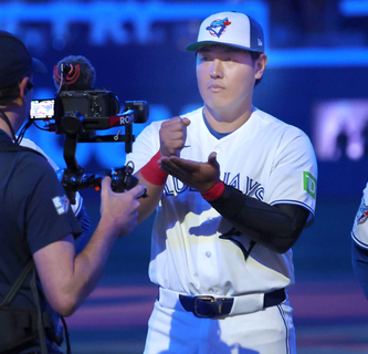 岡本和真「今日は緊張してた」「四球で落ち着きました」　マルチ安打＆サヨナラ生還のデビュー戦「ここからスタート」