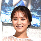 「石川恋、メガネにスーツ姿で「映画『＃黄金泥棒』いよいよ公開です」と紹介「恋ちゃんいつもキレイ」の声」の画像1