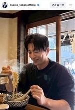 大沢たかお、ラーメンを食べる姿もイケメン！！「ラーメンよりもイケメンに目がいく」「来世はレンゲでもいい」