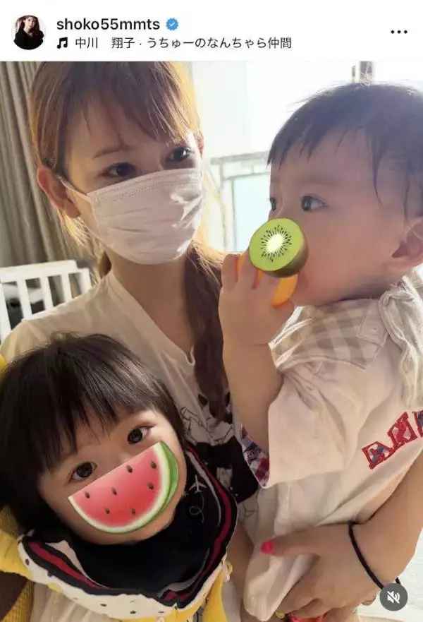 中川翔子、「秘技！！ダブル飲ませ！！」　双子の育児姿に「大変やなぁ」「ひゃ～可愛い」「目元がそっくり」の声