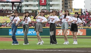 【楽天】 「乃木坂野球部」が試合前に歌唱パフォーマンス　小川彩がセレモニアルピッチ　場内大盛り上がり