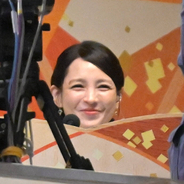 女優・国仲涼子さんがＮＨＫ解説席で観戦　同じ沖縄出身の平幕・美ノ海が横綱・大の里との１敗対決に敗れ「敵わない」
