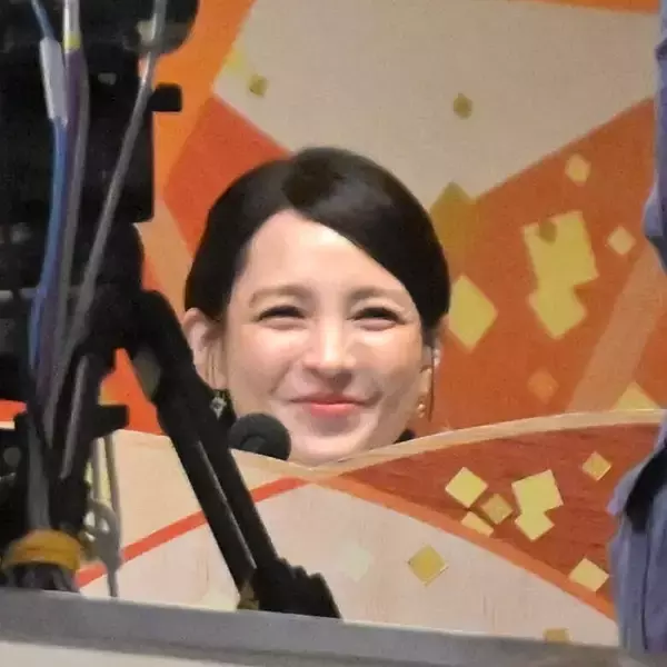 女優・国仲涼子さんがＮＨＫ解説席で観戦　同じ沖縄出身の平幕・美ノ海が横綱・大の里との１敗対決に敗れ「敵わない」