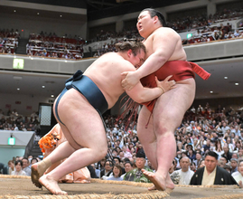 熱海富士が２敗目　尾上審判長が敗因分析「もっと圧力をかけていかないとダメ」　安青錦を起こせず土俵割る　
